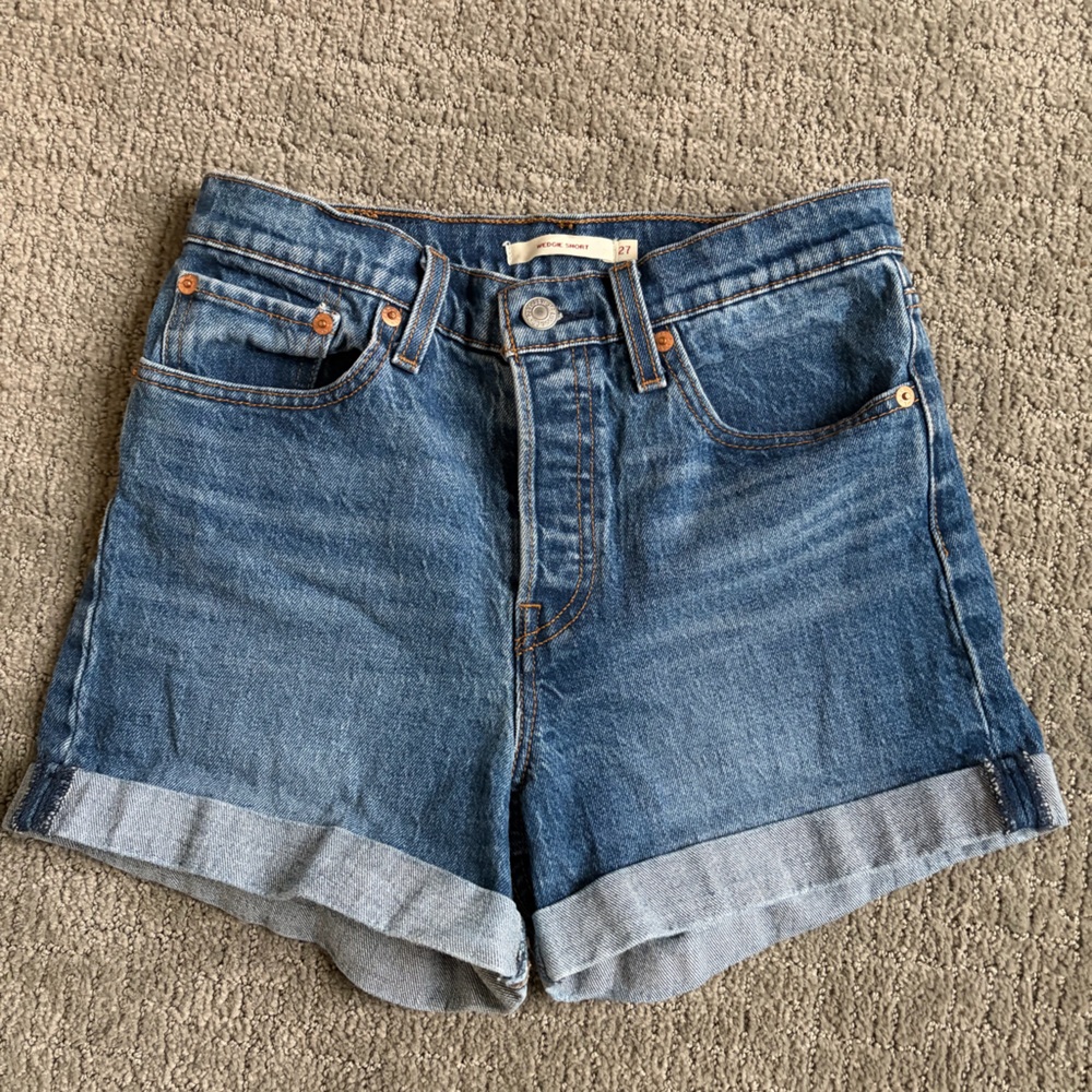 Levi’s Premium Wedgie Short, size 27, medium wash